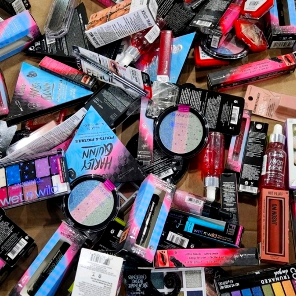 🚨$3🚨 3/30 @5:10PST. LIVE NEW MAKEUP! & HAIR Accessories✨️ - Picture 1 of 1